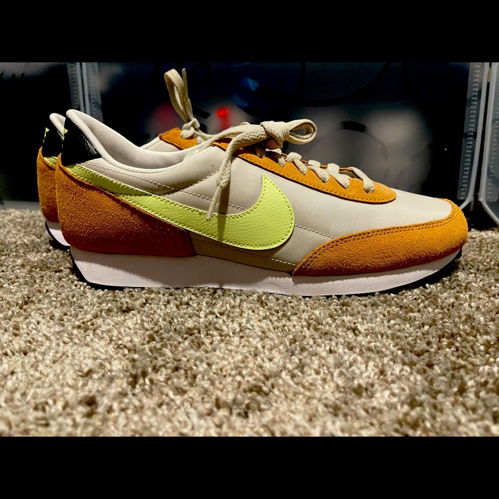 Brand new Women’s Nike Daybreak…. Size 9